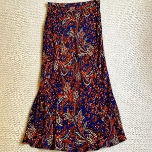 Free People pull-on MIDI Skirt. Color: Navy with paisley print. 100%Viscose Sz M